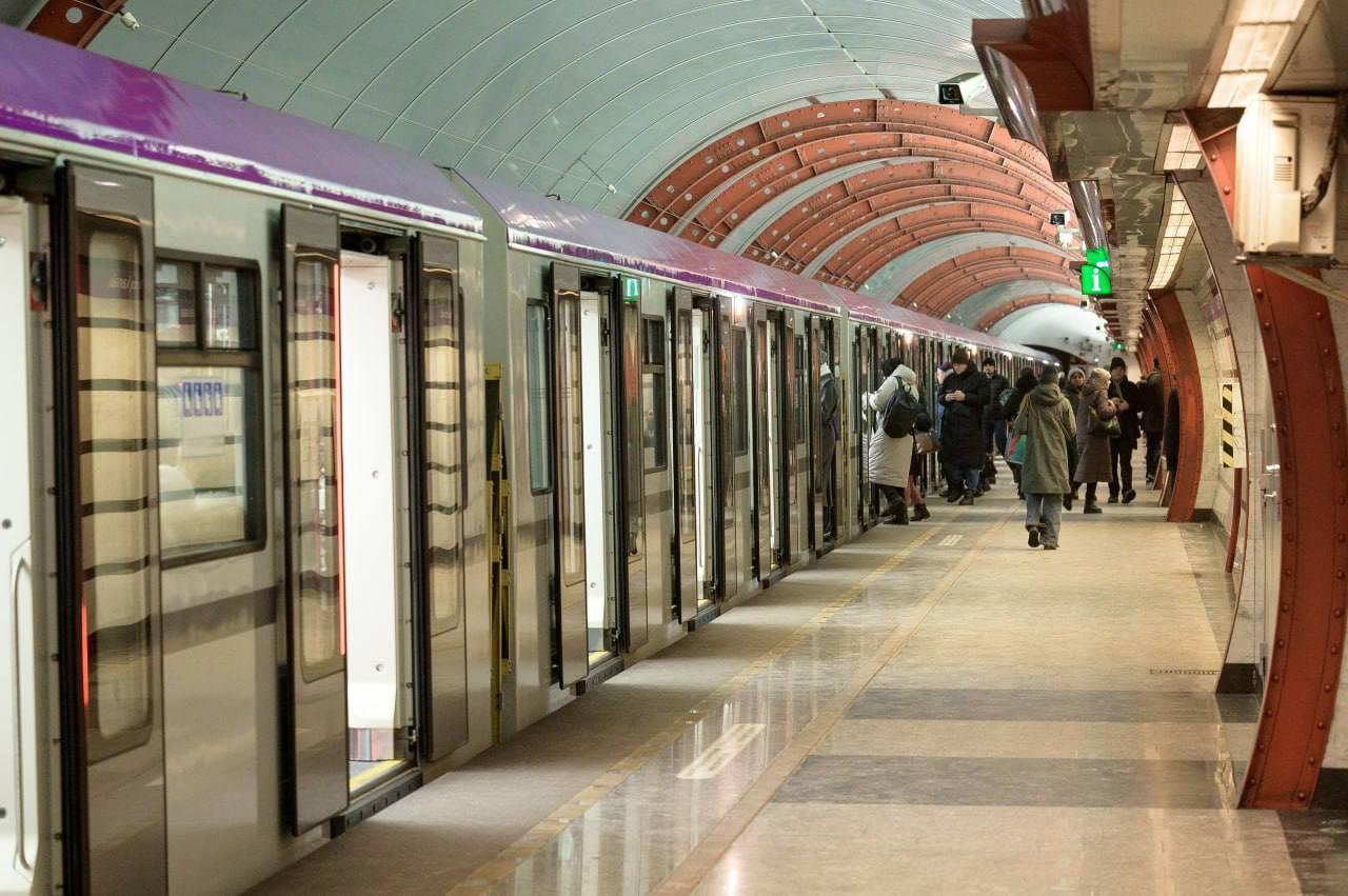Фиолетовый Балтиец начал ходить на фиолетовой линии метро Петербурга