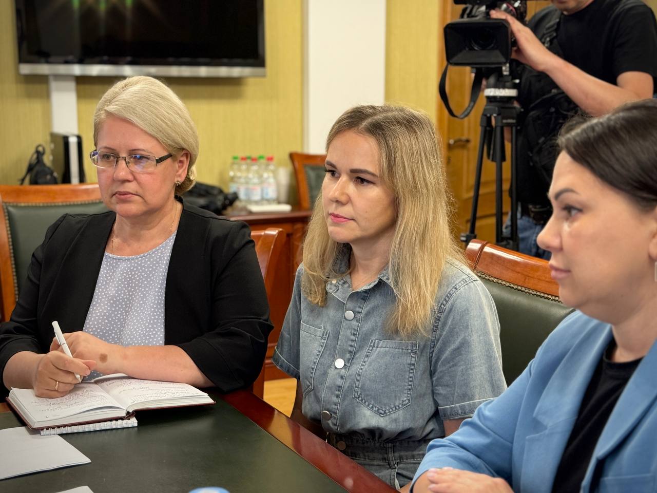 #КомандаСитникова Сергей Ситников провёл личный приём граждан в общественной приёмной Президента России Владимира Путина в Костроме. Губернатор принял решение о замене системы отопления в зале буйской спортивной школы. С просьбой обратить внимание на проблему к главе региона обратились местные жительницы Ирина Фридрих и Валентина Соколова. На личный прием они пришли вместе с депутатом областной Думы по своему округу Ольгой Дробышевой. Как доложил глава города Игорь Ральников, проектная документация уже готова. Сергей Ситников поставил задачу решить проблему до начала отопительного сезона. Костромичка Ольга Кирсанова попросила у губернатора помощи с подбором помещения для занятий детского ансамбля «Русский сувенир» в Заволжском районе города. В коллективе – 200 юных танцоров, большинство из которых проживают именно в Заволжье. Сейчас подходящий зал приходится арендовать. Глава региона поставил задачу руководителю департамента образования предложить коллективу варианты залов в новых школах Заволжья. Вопрос должен быть решен в течение двух недель. С проектом летнего туристического похода к Сергею Ситникову обратилась Виктория Северьянова из Сандогоры. Она отметила, что в районе развивается молодежная инфраструктура, но школьникам и студентам требуются дополнительные активности. Глава региона поддержал идею и поручил комитету по делам молодёжи не только помочь в организации, но и проработать вопрос с участием в мероприятии представителей работающей молодёжи. #КостромскаяОбласть