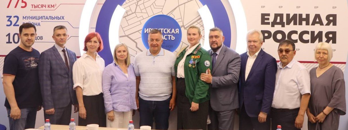 "За Иваныча!": В Иркутской области открылся уникальный штаб поддержки Игоря Кобзева.  В Иркутской области стартовала работа штаба общественной поддержки кандидата в губернаторы Игоря Кобзева. Особенность этого штаба — не один-два лидера, как обычно, а сразу 10 сопредседателей, представляющих разные сферы жизни региона. Это настоящие лидеры мнений, от олимпийской призерки Натальи Ивановой до руководителя авиазавода Александра Вепрева.  На открытии штаба Кобзев поделился личным: «Я советовался с семьей на счет выдвижения на второй срок. Семья поддержала. Мои дети считают себя иркутянами, хоть и родились в другом регионе. Они здесь растут, учатся, даже говорят по-иркутски».  Штаб выделяется народностью и слоганом "За Иваныча!", что делает его одним из самых ярких в этом избирательном сезоне. Подобные структуры создаются и в муниципалитетах, опираясь на местных активистов. Среди сопредседателей — главврач Юрий Козлов, мэр Черемхово Вадим Семенов, артист Гейрат Шабанов и другие влиятельные личности. Штаб объединяет спорт, образование, культуру и сельское хозяйство, отражая интересы всего региона.    Подпишитесь на «Иркутск политический»