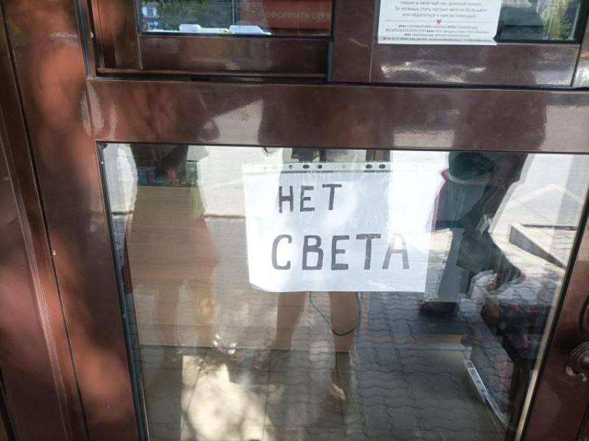 Летом снова могут ввести веерные отключения света в Ростове, Батайске, Азове и Аксае. Дело в том, что энергокомпании проверили подачу света и выяснили, что увеличить токовую нагрузку невозможно.  Это, в свою очередь, может привести к вводу графика аварийных ограничений, если повторятся условия прошлого года. То есть если температура воздуха длительное время будет выше +38 градусов и если повторятся аварийные отключения на электроподстанциях, — заявил директор филиала «ЕЭС» Александр Кириченко.  В прошлом году власти решили построить несколько крупных энергообъектов и региону одобрили федеральное финансирование. Однако в этом году успеют поставить только новую трансформаторную подгруппу. К тому же, по словам первого зампредседателя Заксобрания Сергея Михалёва, «средств всё равно не хватает».    Остаются проблемы и с Новочеркасской ГРЭС. Именно аварийные отключения на этой станции прошлым летом стали основной причиной веерных ограничений.   Они сейчас три блока отремонтируют, вроде бы этого должно хватить. Но с учётом изношенности оборудования нельзя исключать аварийных отключений блоков в период максимальных температур, — пояснил Кириченко.   А еще проблемы могут возникнуть из-за маловодья: по словам Кириченко, увеличение объёма сброса Цимлянской ГРЭС не предполагается. Сгонно-нагонные явления могут привести к снижению уровня воды в подводящем канале Новочеркасской ГРЭС.  161ру