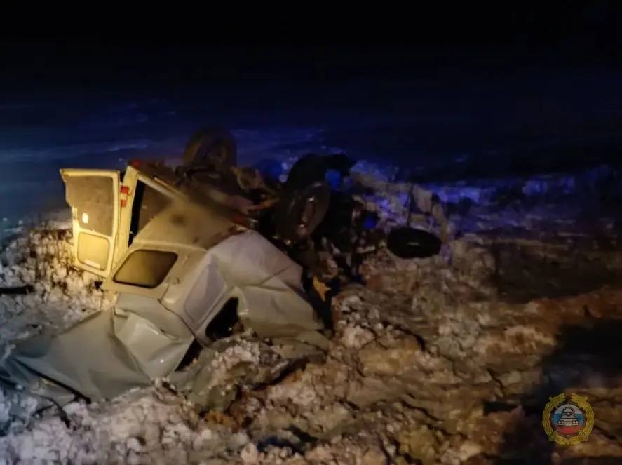 Семь человек погибли в аварии на трассе в Михайловском районе Губернатор Волгоградской области дал поручения после происшествия В Волгоградской области в результате столкновения трех транспортных средств на федеральной трассе Р 22 762 км погибло семь человек Андрей Бочаров поручил профильным ведомствам и руководству муниципалитета оказать необходимую помощь пострадавшим и семьям погибших провести проверку обстоятельств и принять меры по обеспечению безопасности на месте происшествия Дорожно транспортное происшествие в результате которого погибли люди произошло на федеральной трассе Р 22 762 км МО Михайловка поворот на х Троицкий Три бригады скорой медицинской помощи одна бригада Михайловского трассового пункта и две бригады филиала 3 Клинической станции скорой медицинской помощи расположенного в Михайловке были направлены на место происшествия Оперативно прибывшие медики уже зафиксировали смерть нескольких человек Губернатором даны поручения профильным ведомствам и руководству муниципального образования обеспечить всестороннюю помощь и поддержку семьям погибших а также провести проверку обстоятельств и причин проишествия