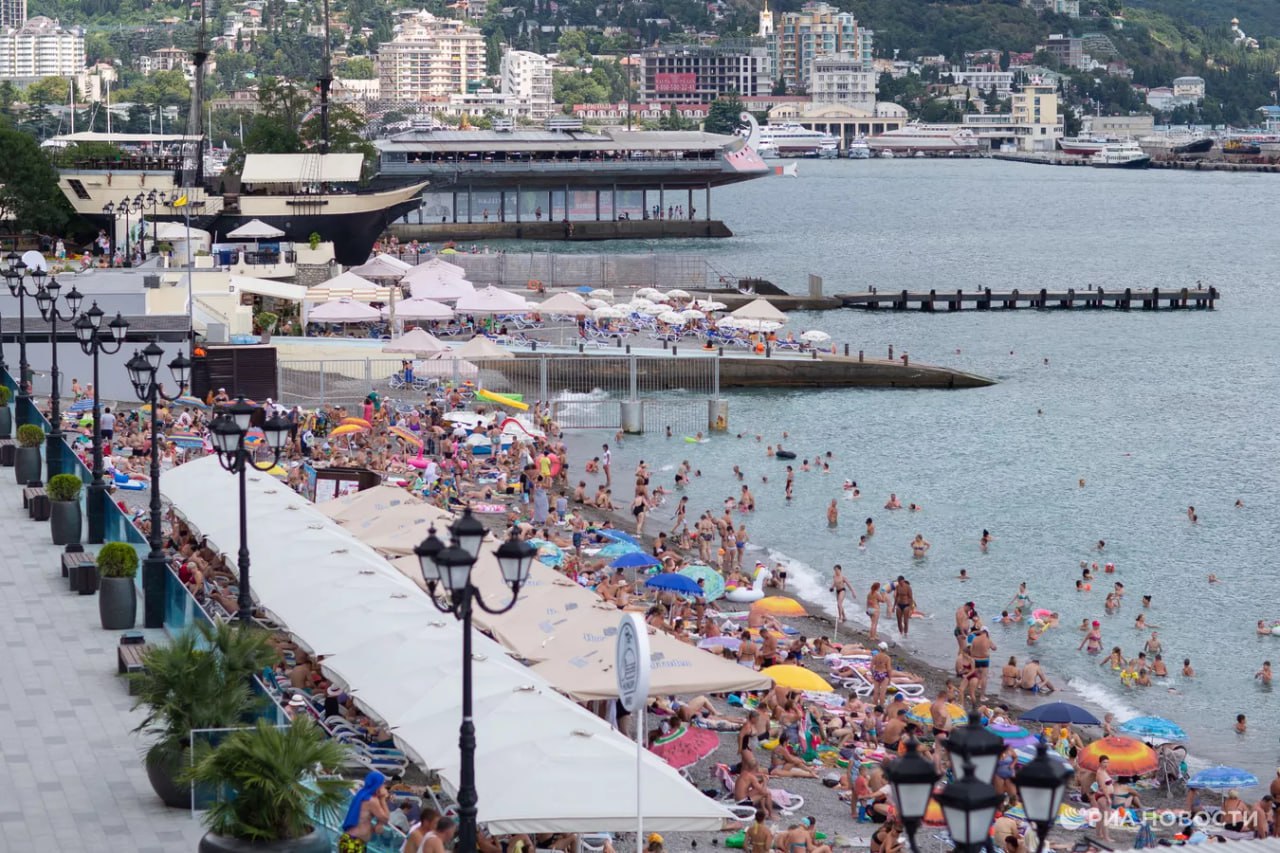 За 11 месяцев 2025 го Крым посетили более 6 7 миллиона туристов Это выше прошлогоднего уровня на 15 Об этом сообщил глава региона Сергей Аксенов 62 туристов прибыли по Крымскому мосту на автомобилях и автобусах 24 по железной дороге Еще 14 приехали по сухопутному маршруту через исторические регионы написал он Наибольшей популярностью пользуется ЮБК где уже отдохнули 41 1 туристов от общего числа гостей На втором месте западный берег а на третьем восточное побережье 0   Подписаться на РИА Новости Крым в Telegram MAX VK