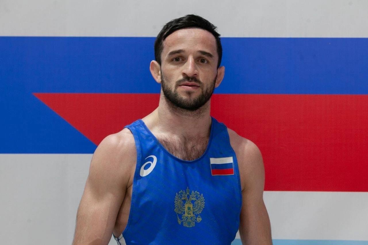 Алан Остаев - чемпион России по греко-римской борьбе, Виталий Кабалоев - бронзовый призер В Омске проходит чемпионат России по греко-римской борьбе. 6 июня стали известны имена победителей и призеров в весовых категориях до 55, 63, 77, 87 и 130 кг. Алан Остаев Краснодарский край в финале весовой категории до 87 победил Милада Алирзаева Дагестан со счетом 8:5 и стал чемпионом России. Виталий Кабалоев Мордовия в малом финале одержал верх над Алиханом Аслановым Алтайский край 9:0 и завоевал бронзовую медаль в весовой категории до 55 кг.