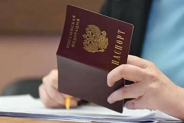 Паспорт могут обязать менять еще и в 60 лет В России предложили ввести дополнительную замену паспорта по достижении 60 лет Об этом рассказал депутат Госдумы Игорь Антропенко По его словам люди стали жить дольше а внешность со временем заметно меняется Из за этого могут возникать сложности с подтверждением личности например при посадке в самолет или поезд Сейчас паспорт обязательно меняют в 20 и 45 лет Нужно ли вводить замену в 60 лет да это логично лишняя бюрократия Кубанские Новости   Мы в MAX