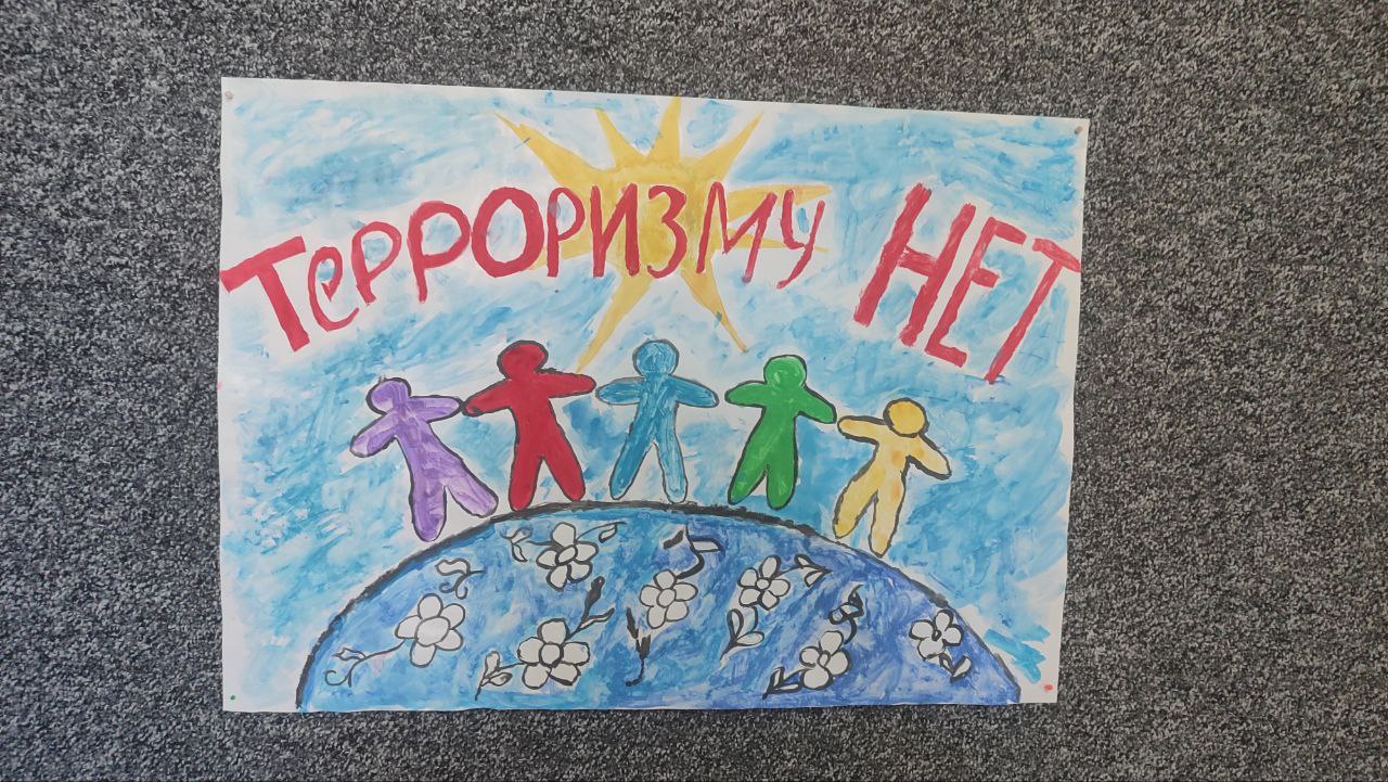 Согласно плану мероприятий по профилактике терроризма и экстремизма в СДК Плодородное маленькие посетители, совместно с сотрудниками дома культуры и библиотеки нарисовали стенгазету на тему: «Дети против террора!». Цели и задачи данного мероприятия: формирование среди детей, подростков и молодежи негативного отношения к идеям экстремизма и терроризма; укрепление чувства уверенности в надежности защиты населения от терроризма. Ребята внесли свой маленький вклад в борьбу за мир во всем мире и выразили имеющиеся знания через изобразительное искусство.