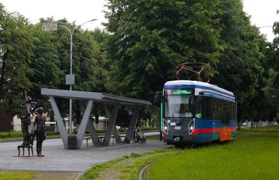 Движение трамваев в сторону ОЗАТЭ и Водной станции вновь приостановлено из за выхода из строя силового кабеля на 4 й подстанции В мэрии Владикавказа сообщили что силовой кабель мощностью 6 кВ принадлежит ГУП Аланияэнергосеть Как только специалисты республиканского предприятия устранят проблему движение трамваев будет восстановлено заверили в городской администрации Подписывайтесь на Abon