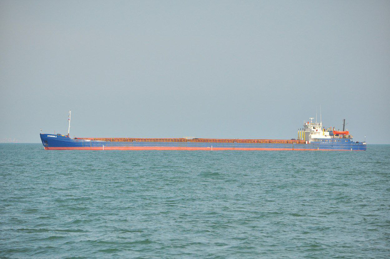 Сухогруз под флагом Танзании замерз после доставки топлива на Чукотку Сухогруз типа Evgenia под флагом Танзании который доставил уголь из Находки на Чукотку и после разгрузки отправился обратно Но оказался затерт во льдах в 40 милях от берега в российских территориальных водах Берингова моря На борту сухогруза 18 человек которым по заявлению транспортной прокуратуры ничего не угрожает На судне запасы продовольствия и питьевой воды примерно на 20 дней а также топливо Ведутся переговоры для привлечения ледокола который сможет вывести сухогруз из льдов до открытой воды Ближайший ледокол находится сейчас в Магадане Источник Недебри