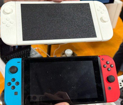 Производитель аксессуаров Genki показал макет Nintendo Switch 2 — консоль дебютирует в апреле  Genki, производитель аксессуаров для игровых консолей, опередил Nintendo и заявил, что гибридная приставка нового поколения поступит в продажу уже в апреле текущего года. Кроме того, в рамках выставки Consumer Electronics Show 2025  CES 2025  компания показала макет устройства.  Читать далее