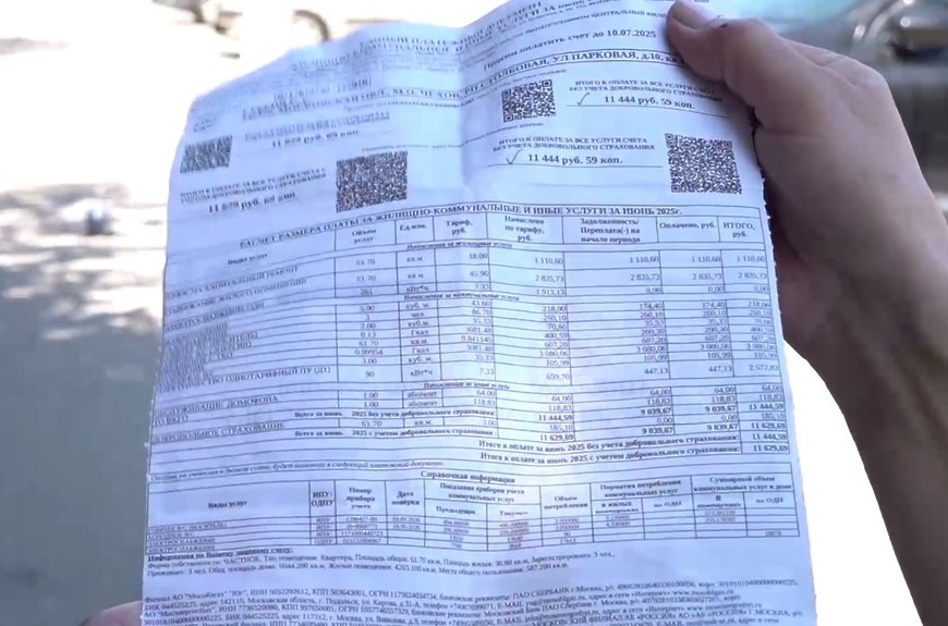 Жителям Чеховского округа пообещали перерасчёт за ошибочные начисления по одной из коммунальных статей  Представители компании АО «Мосэнергосбыт» признали ошибки в начислениях за поставку электричества по ряду адресов в муниципальном округе Чехов. Энергетики пообещали жителям перерасчёт. Об этом уведомляется местная администрация.  Скандал разгорелся после того, как жильцы дома №10 по улице Парковая в посёлке Столбовая обнаружили, что им насчитали за услугу почти по 2000 рублей. Люди отказались оплачивать необоснованные суммы и потребовали от властей разобраться в ситуации.  Оправдываться пришлось руководству ресурсоснабжающей организации.  «Начальник Подольского территориального отдела АО «Мосэнергосбыт» Денис Давыдкин объяснил, что сбой в расчетах возник примерно в 5% случаев из-за массового начисления сразу за несколько месяцев. Проблема была быстро обнаружена и устранена», – сообщается на сайте Чеховской администрации.  По информации местного органа власти, в компании «Мосэнергосбыт» подтвердили, что перерасчет уже выполнен, а исправленные платежки направят адресатам в начале августа.  «Денис Давыдкин подчеркнул, что пока жильцы не согласны с суммами, оплачивать их не требуется, нужно заказать перерасчет и дождаться обновленных сведений», – завершается официальный релиз.