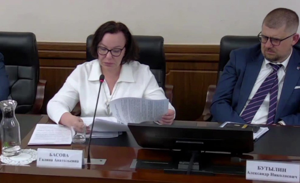 На Камчатке назначили нового министра экономического развития На оперативном совещании в правительстве Камчатского края в Петропавловске-Камчатском губернатор Владимир Солодов представил министра экономического развития Галину Басову. Уроженка Камчатки, Галина Анатольевна на протяжении 14 лет занимала ключевые экономические посты в федеральном предприятии «Аэропорты Камчатки», отвечая за стратегическое развитие и финансовую стабильность авиационного сектора. Компетенции и опыт министра, по мнению губернатора, станут прочной опорой для экономического блока правительства. Новым коллегам Владимир Солодов порекомендовал активно вовлекать министра в межведомственную повестку. #Камчатка #замгубернатора