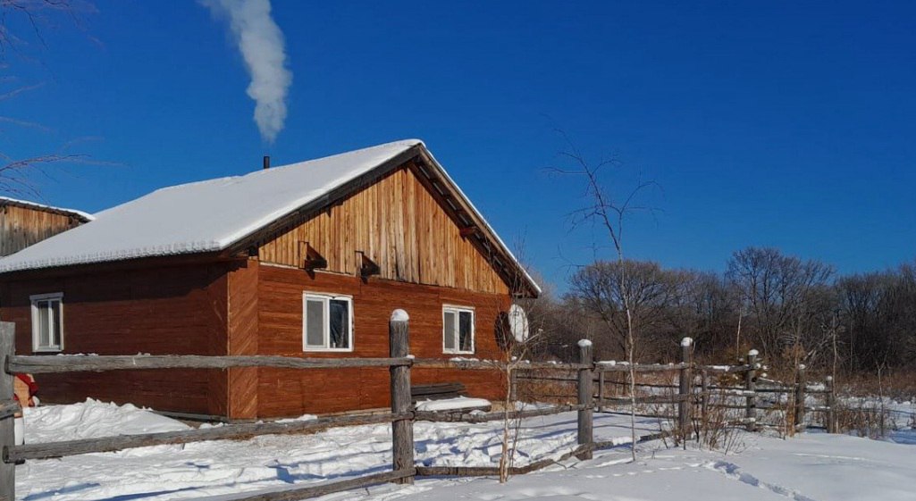 Жителям Приамурья в 2025 году выдали 1 020 дальневосточных гектаров В 2025 году жители Амурской области оформили 1020 земельных участков под строительство жилья фермерские хозяйства и бизнес проекты Государство предоставляет участки на пять лет за полгода до окончания срока владельцы могут оформить право собственности или длительную аренду до 49 лет Досрочно землю в собственность можно получить при строительстве дома площадью не менее 24 кв м или при целевом кредите с залогом участка Участники программы могут воспользоваться Дальневосточной ипотекой под 2 годовых и грантами на туристические и сельскохозяйственные проекты Программа стимулирует развитие инфраструктуры Мы видим как люди активно используют предоставленные земли для улучшения качества жизни и создания новых рабочих мест в районах области где живут развивая и создавая новые проекты сказал министр имущественных отношений Амурской области Сергей Олиферов Программа действует на Дальнем Востоке с 2016 года и с 2021 года охватывает Арктическую зону России за время действия инициативы амурчане оформили более 12 500 гектаров земли Приамурье фото ampravda ru