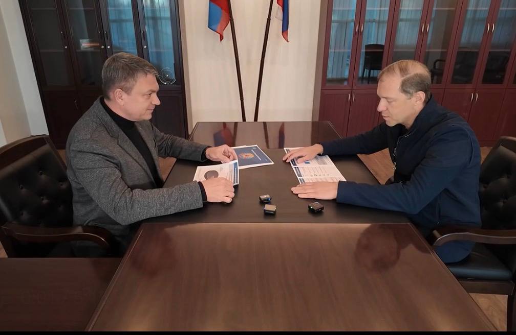 На встрече с Главой ЛНР Леонидом Пасечником первый заместитель Председателя Правительства РФ Денис Мантуров обсудил с вопросы восстановления и модернизации предприятий региона Первый вице премьер высоко оценил динамику развития индустриального сектора региона и работу регионального фонда развития промышленности Денис Мантуров подчеркнул что поддержка промышленного комплекса ЛНР Правительством и Минпромторгом России будет продолжена сообщили в пресс службе Правительства России