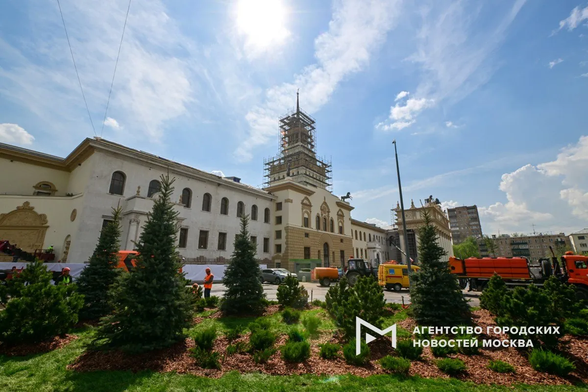 Мэр Москвы Сергей Собянин зампред правительства РФ Дмитрий Патрушев и министр сельского хозяйства РФ Оксана Лут осмотрели ход комплексной реконструкции Центрального Московского ипподрома передает корреспондент Агентства Москва Сергей Собянин выразил надежду на то что уже ко Дню города на территории ипподрома удастся организовать праздник для жителей столицы и конников  Основанный в 1834 году Центральный Московский ипподром является старейшим в России и первым в мире рысистым ипподромом Он расположен на территории бывшего Ходынского поля по адресу Беговая 22  Проект комплексной реконструкции предусматривает возрождение ипподрома как уникального спортивного и досугового центра В ходе работ будет возвращен исторический облик памятнику архитектуры главному корпусу ипподрома  На данный момент завершена реставрация квадриги и скульптур коней расположенных на крыше Продолжаются работы по фасадам и интерьерам По итогам реставрации вместимость основной зрительской трибуны главного корпуса составит до 2 тысяч человек Будут сохранены исторический ресторан и музей истории ипподрома Важнейшей частью проекта является создание современного конного двора Агентство Москва в Максе