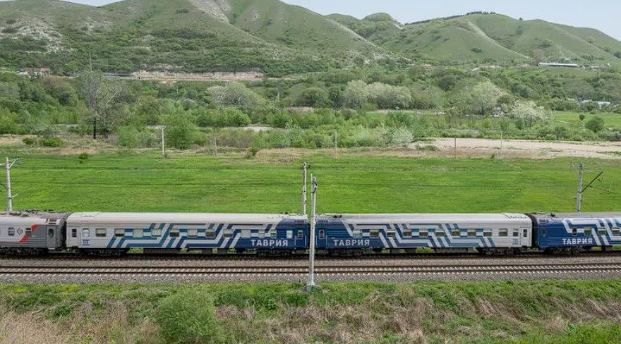 В Крым запускают новый поезд с удобной пересадкой с самолёта Билеты на новый поезд по маршруту Минеральные Воды Симферополь уже поступили в продажу Рейс запускают в первую очередь для туристов отправление организовано из города где работает аэропорт что делает дорогу в Крым более удобной и гибкой Новый маршрут появится после корректировки схемы движения поезда 327 328 Кисловодск Симферополь В результате пассажирам предложили отдельный ежедневный поезд ориентированный на высокий сезон Первый рейс из Минеральных Вод поезд 25 26 выполнит 30 марта ForPost ForPost в MAX