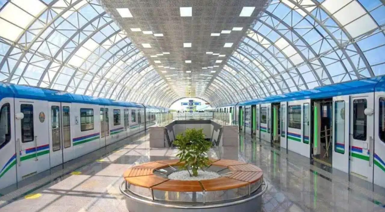 Метро Ташкента заменит кассиров на терминалы В Ташкентском метро упразднят должности кассиров до конца года сообщила администрация метрополитена На первом этапе уже сокращено 204 кассира Вместо работников откроют автоматические банкоматы на всех станциях В администрации подчеркнули что сейчас пассажиры могут оплатить проезд более чем десятью способами Администрация метро поддержит сотрудников попавших под сокращение Им предложат бесплатные курсы профессиональной переподготовки по направлениям бухгалтерия швейное дело и кондитерское дело Telegram Facebook Instagram LinkedIn Сайт