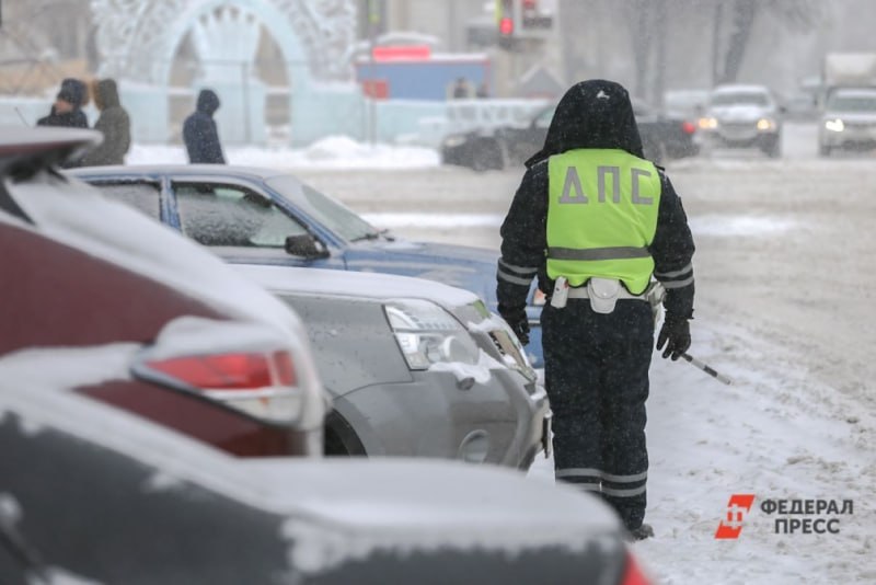 С 2026 года Госавтоинспекция Свердловской области начнет выдавать номера с новым кодом 166 В Свердловской области вводят дополнительный код региона для автомобильных номеров Эта мера является плановой и технически необходимой Комбинации номеров с действующими кодами региона 66 96 196 постепенно исчерпываются из за постоянного роста числа новых транспортных средств Внедрение кода 166 позволит избежать дефицита номерных знаков и обеспечит бесперебойную работу ГАИ Новый код 166 будет присваиваться автомобилям которые впервые регистрируются на территории Свердловской области а также тем чьи владельцы проводят юридически значимые операции такие как изменение собственника получение дубликатов или замена самих знаков Внешний вид размеры цвет и шрифт номеров при этом останутся неизменными и будут соответствовать общероссийскому стандарту Уралити Мы в MAX