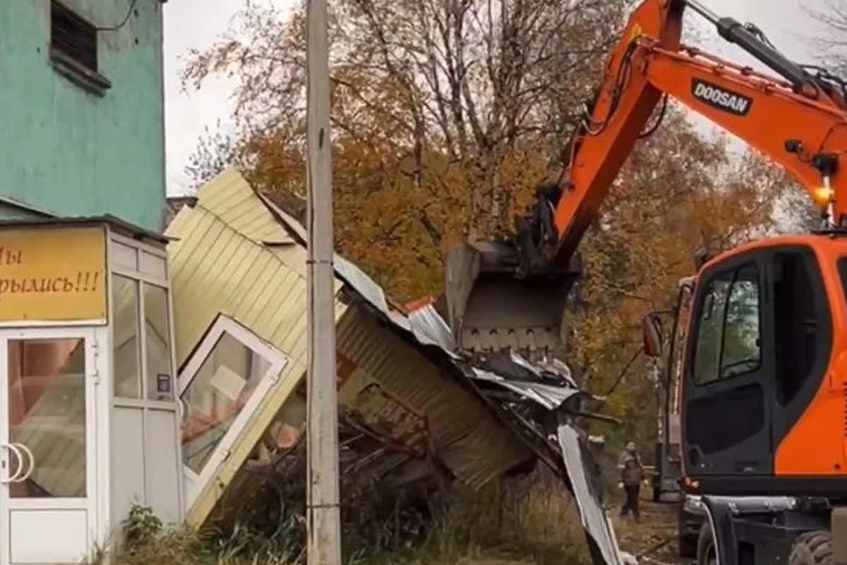 В Череповце снесли самовольные постройки на привокзальной площади  Хозяин палаток на улице Завокзальной, которые по суду необходимо было демонтированы, долгое время отказывался от них избавиться. Но город ждать больше не стал, самострой снесли.