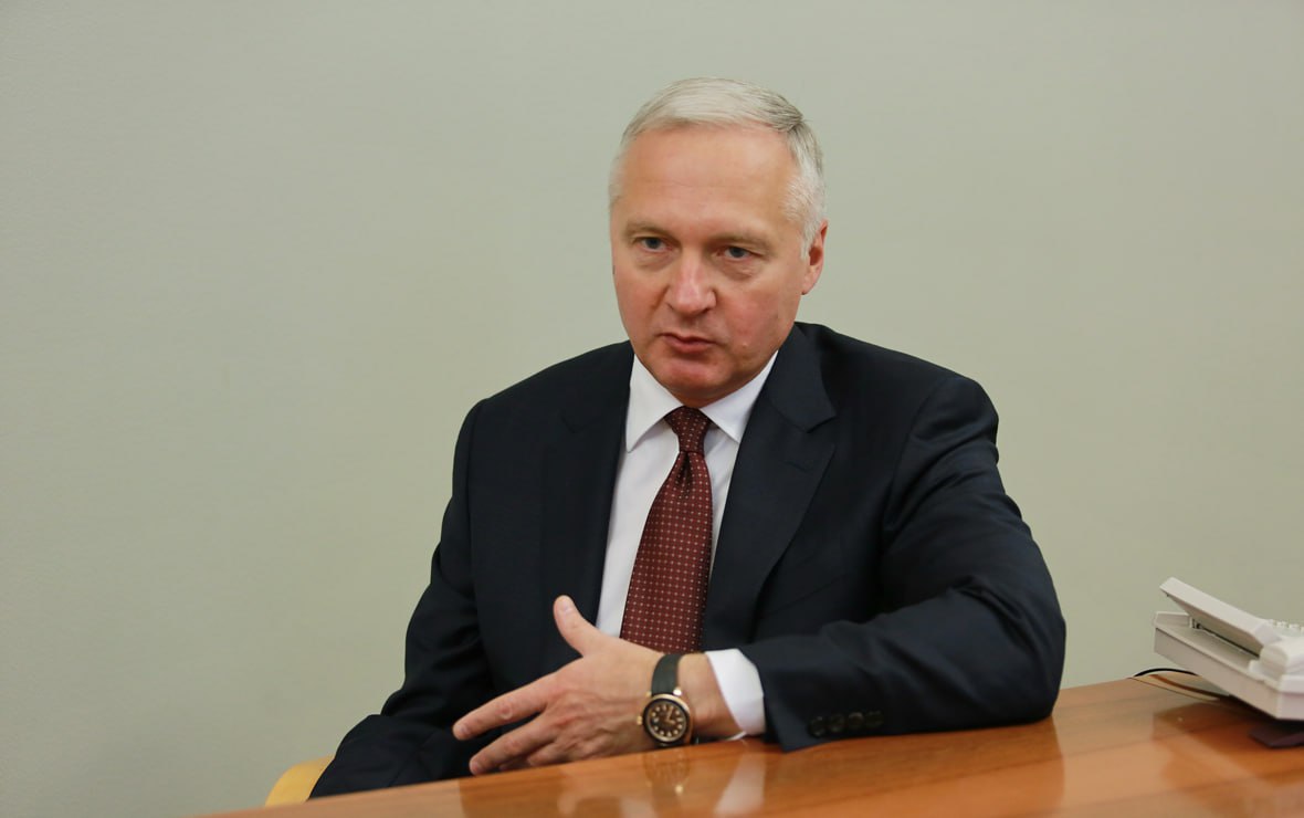 Бывший председатель правительства Красноярского края Юрий Лапшин осужденный на 3 5 года лишения свободы за превышение должностных полномочий при строительстве метро находится на лечении  Юрий Анатольевич находится в краевой туберкулезной больнице 1 ГУ ФСИН по Красноярскому краю в связи с онкологическим заболеванием проходит лечение сообщил ТАСС адвокат Лапшина Дмитрий Кравченко По словам адвоката кассационная жалоба на приговор пока не подана NeNASHI