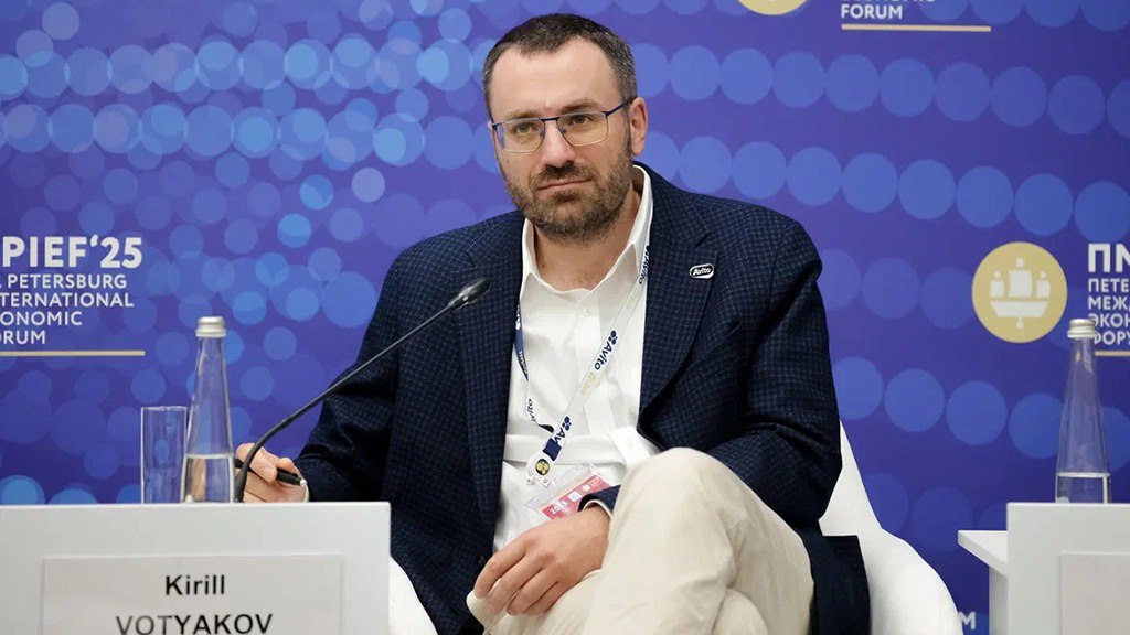 Успех автопроизводителей и дилеров зависит от их работы онлайн, поскольку 85% покупателей транспортных средств начинают свой путь именно здесь, рассказал на сессии «Отечественный автопром: между глобализацией и суверенным развитием» в рамках ПМЭФ-2025 управляющий директор «Авито Авто» Кирилл Вотяков. На мероприятии обсуждали тренды и возможности развития автопрома в условиях падающего спроса. По словам заместителя министра промышленности и торговли Альберта Каримова, в текущем году снижение в отрасли составило 28%: падает спрос, при этом производители продолжают сохранять объемы выпуска. Участники дискуссии пришли к выводу, что нужно уделять особое внимание наращиванию собственных компетенций в области инжиниринга, производства материалов, новых технологий. Автопроизводителям и дилерам важно работать с потребителями – в тех каналах, которые удобны покупателям авто, и обеспечивая их необходимыми сервисами. Подробнее — в материале «Ведомости. Промышленность».