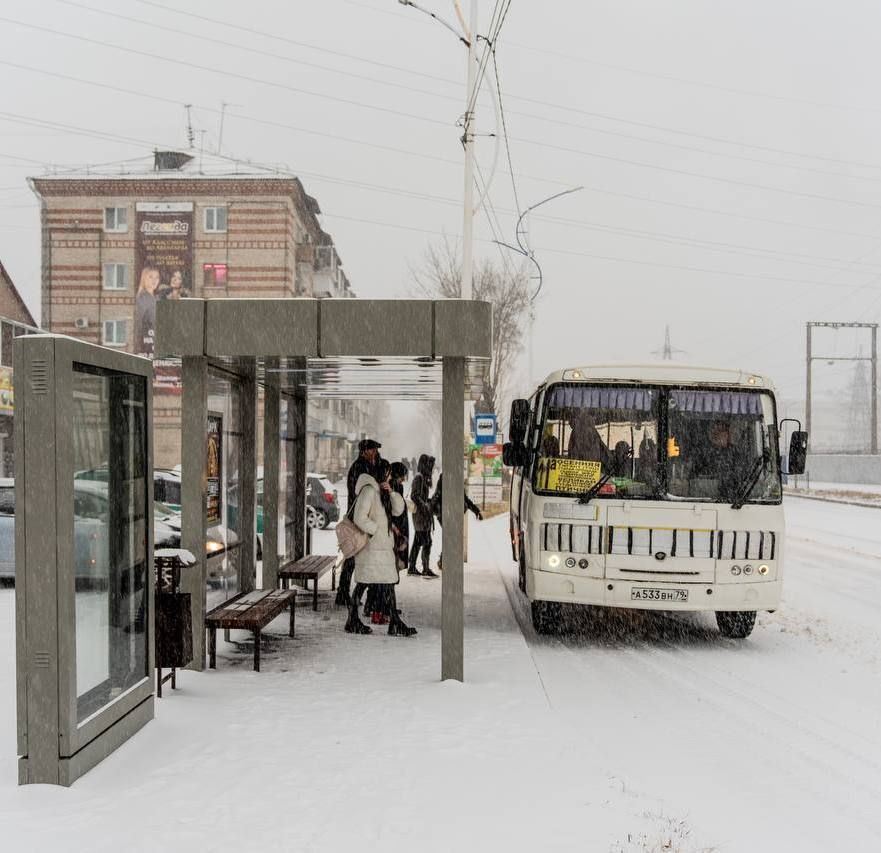 С 1 декабря в Биробиджане изменится плата за проезд в городском транспорте  С 1 декабря проезд в автобусе будет 35 рублей Тариф на пассажирские перевозки транспортом общего пользования в размере 29 рублей действует с 01 ноября 2023 года и за это время не менялся  Решение об увеличении стоимости проезда было принято не без оснований и связано с рядом объективных факторов Рост затрат на топливо Цены на бензин и дизельное топливо постоянно растут соответственно увеличиваются расходы перевозчиков За два года повышение составило 49 Кроме того инфляция и удорожание расходов на обслуживание транспорта также увеличивает затраты Стоимость запчастей технического обслуживания и ремонта за два года увеличилось на 28 расходы на заработную плату в размере 20 5  В результате расчетный экономически обоснованный тариф на 01 декабря 2025 года составил 35 рублей за проезд 1 пассажира и 1 места багажа  В связи с тем что стоимость проезда увеличивается а жалобы в адрес предпринимателей от жителей города не прекращаются со стороны мэрии будет ужесточен контроль за соблюдением расписания автоперевозчиками В ближайшее время в мэрии города запланировано совещание с перевозчиками где будут обсуждены все проблемные вопросы биробиджансегодня биробиджан мэрбиробиджана мэриябиробиджана