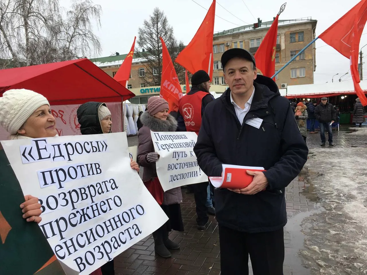 Омских коммунистов задержали из за постов 2019 года Они не смогут участвовать в выборах Депутата заксобрания Омской области от КПРФ Владимира Виниченко и второго секретаря омского обкома партии Ивана Федина задержали и оштрафовали по статье о демонстрации экстремистской символики Как сообщили в КПРФ поводом для протокола против Федина стал пост в Одноклассниках о пикетах омских комсомольцев 2018 2019 годов против интернет цензуры На одном из плакатов был изображён логотип Facebook с кандалами В партии утверждают что это было критикой ограничений внутри самой соцсети однако сотрудники центра Э сочли публикацию демонстрацией символики компании Meta признанной экстремистской в России в 2022 году Владимиру Виниченко вменили репост фотографий с того же пикета При этом по данным обкома ещё в 2021 году депутат потерял доступ к старой странице в Одноклассниках после смены номера телефона и не мог удалить публикации Куйбышевский районный суд Омска оштрафовал обоих политиков на 1 тысячу рублей Главное последствие запрет на участие в выборах в течение года после признания виновным по экстремистской статье КоАП Выборы в заксобрание Омской области должны пройти уже в сентябре 2026 года В КПРФ также заявили что заявление на Федина написал бывший член партии Алексей Байков который сейчас сотрудничает с партией Коммунисты России Написать ОГО Омское гражданское объединение Новости без цензуры