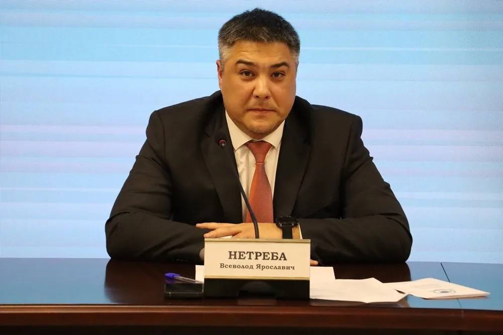 Экс вице мэр Краснодара пытался продать мандат и теперь рискует сесть на 4 5 года Всеволод Нетреба предлагал начальнику юротдела мэрии Кириллу Перцеву гарантированное депутатское место за 4 6 млн рублей Деньги частично получил прямо в кабинете и тут же попался Теперь прокуратура просит для него 4 5 года колонии миллионный штраф конфискацию iPhone 17 и запрет на госдолжности на три года Адвокаты просят помиловать говорят он помогает детям Сам Нетреба признал вину и раскаялся Приговор огласят 15 декабря Кубанские Новости   Мы в MAX