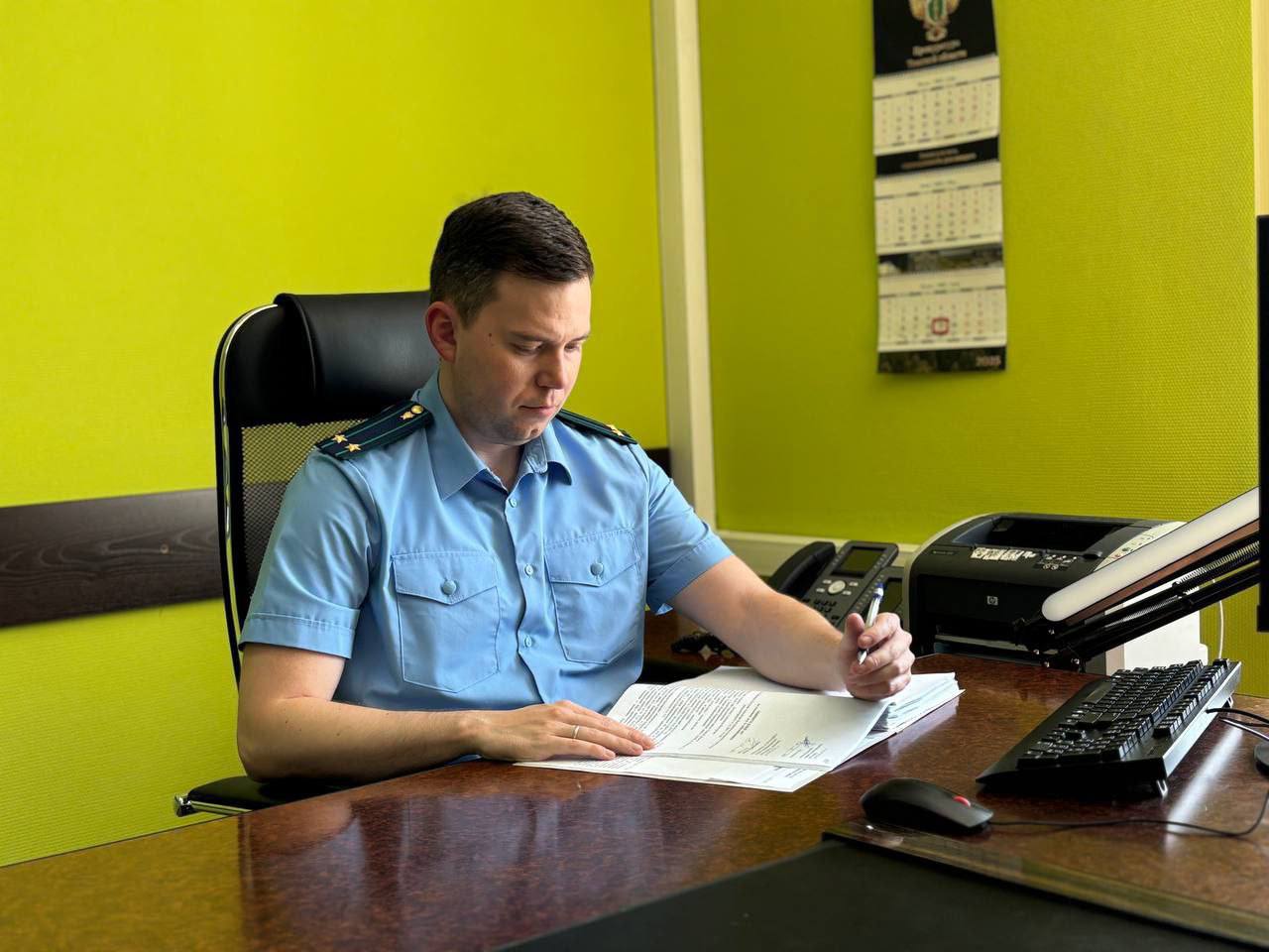 Удовлетворен иск прокуратуры Кожевниковского района Томской области в интересах пенсионерки, ставшей жертвой дистанционных мошенников   Прокуратура Кожевниковского района Томской области провела проверку по обращению 77-летней местной жительницы, которая стала жертвой обмана.    Установлено, в июле 2024 года заявительнице позвонили неизвестные, представившиеся сотрудниками сотовой компании, и убедили ее в необходимости продлить договор на оказание услуг связи. Согласившись, пенсионерка оказалась вплетенной в мошенническую схему с участием лжеправоохранителей и перевела деньги на названные ими «безопасные счета».    Возбуждено уголовное дело по ч. 2 ст. 159 УК РФ  мошенничество . В ходе его расследования установлен владелец счета, на который поступили денежные средства пожилой женщины. Им оказался житель Донецкой Народной Республики.  В связи с этим прокуратура направила в Центрально-Городской районный суд г. Макеевки Донецкой Народной Республики исковое заявление о взыскании с владельца банковского счета неосновательного обогащения в размере 96 тыс. рублей.  Требования прокурора судом удовлетворены.    Фактическое исполнение судебного решения находится на контроле прокуратуры.