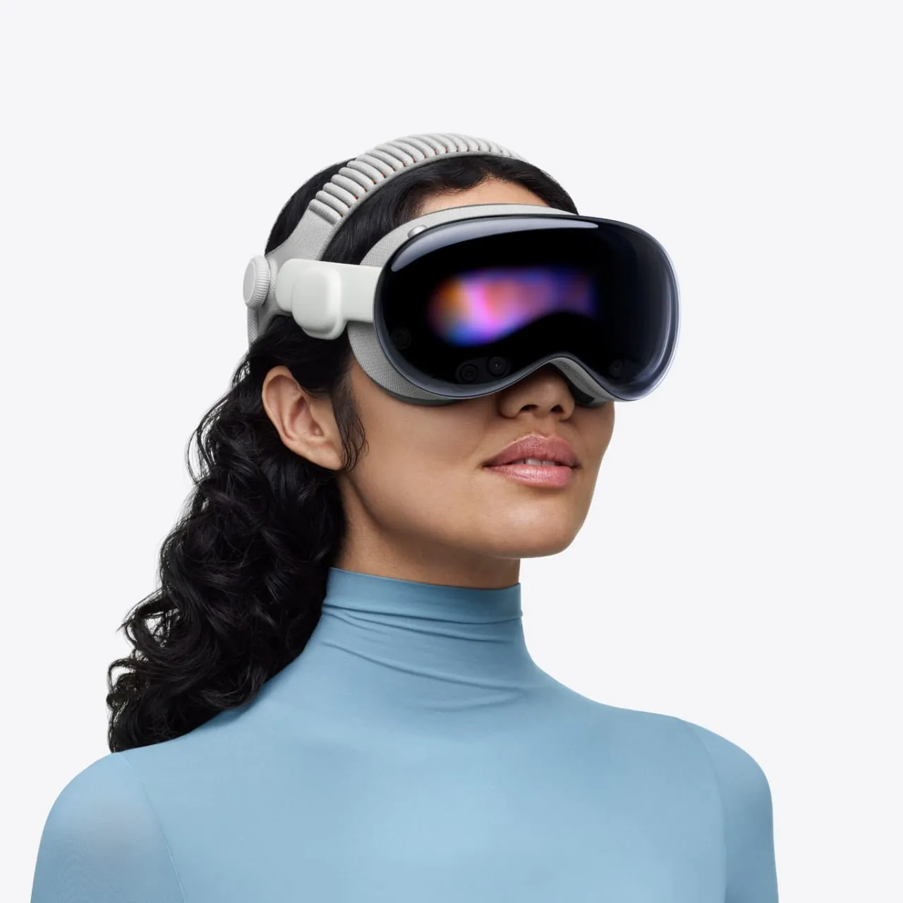 Apple фактически признала то о чем давно говорили аналитики Гарнитура Apple Vision Pro мягко говоря не стала массовым хитом а если честно провалилась По данным инсайдеров устройство продается слабее ожиданий И даже обновление до процессора M5 не вызвало реального интереса у потребителей За первый год было продано около 390 тыс устройств а в отдельных кварталах продажи падали до примерно 45 тыс На фоне других продуктов Apple это очень скромные показатели В первую очередь из за высокой цены 3499 и ограниченного интереса со стороны обычных пользователей Внутри компании якобы уже сократили активную работу над проектом и перераспределили часть команды пишет PhoneArena Кстати официально Apple этого не подтверждала и версия с чипом M5 все еще продается Но судя по СМИ планов на развитие линейки сейчас нет Также отмечается необычно высокий уровень возвратов выше чем у других современных устройств компании В общем вместо дорогой гарнитуры компания может сосредоточиться на более доступных и компактных устройствах например умных очках TMT Channel Подписаться