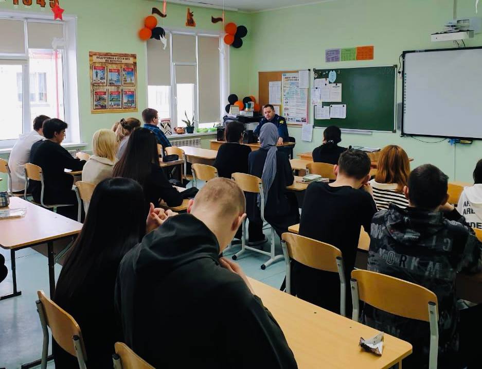 В преддверии 80-летней годовщины дня Великой Победы заместитель прокурора города Мегиона Евгений Рейм провел тематическую лекцию для учащихся 10 классов средней общеобразовательной школы №5. В ходе встречи представитель прокуратуры рассказал школьникам о ключевых событиях Великой Отечественной войны, героизме советского народа. Мероприятие было посвящено сохранению исторической памяти и патриотическому воспитанию молодежи.