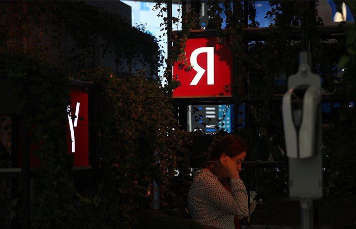 Яндекс отчитался об итогах допэмиссии Яндекс подвел итоги дополнительного размещения ценных бумаг Компания разместила 678 563 ценных бумаг по 0 4 рубля за штуку это составляет 18 3 от первоначально запланированного объема акций Размещение бумаг проходило с 15 по 20 августа Размещение дополнительного пакета акций 3 7 млн штук в качестве мотивации для сотрудников Яндекс одобрил в июле 2025 го Максимальный объем размещения мог составить до 0 94 от уставного капитала компании ydex trader book