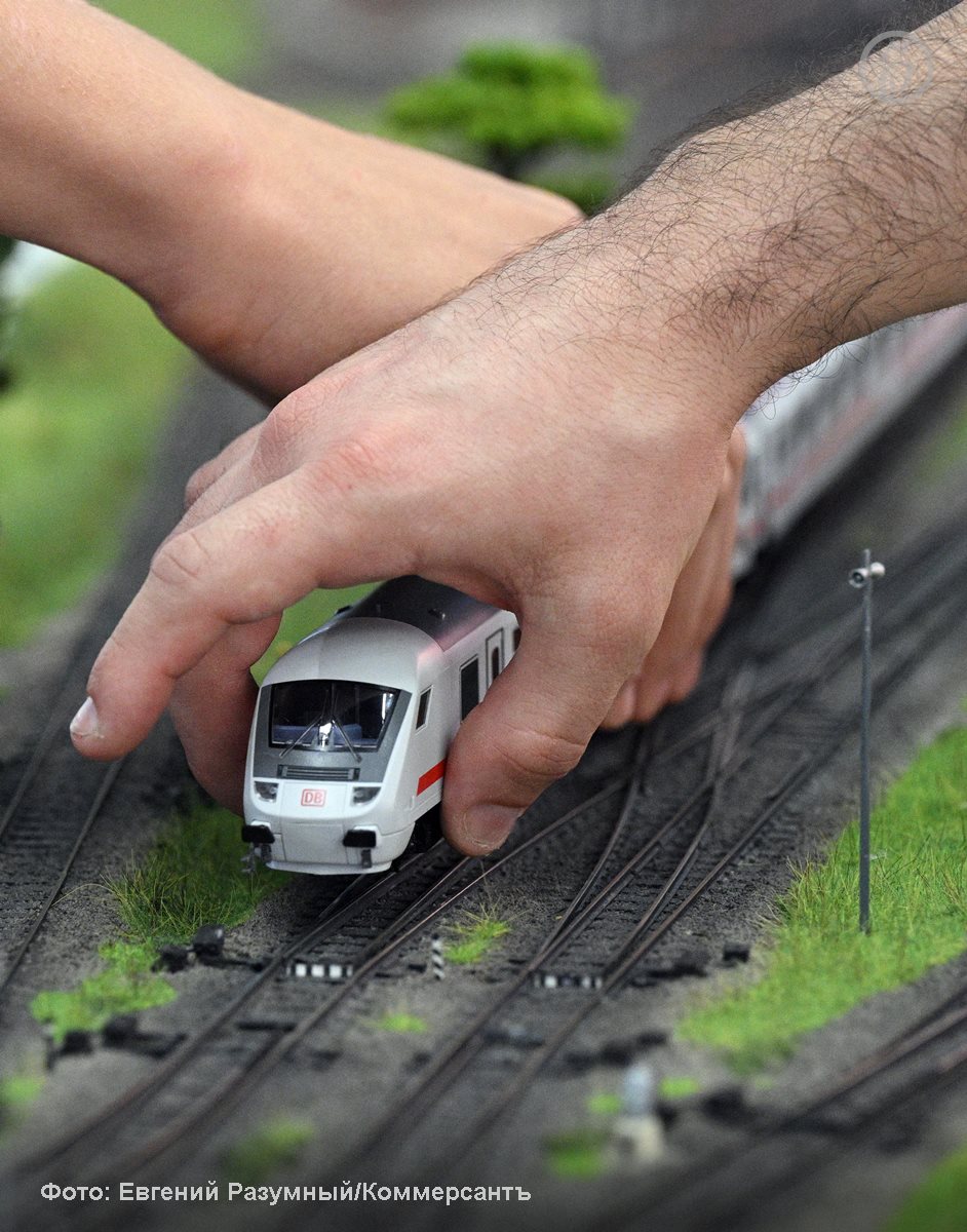 Власти запланировали масштабную программу улучшения финансового положения ОАО РЖД предложения включают реструктуризацию долга в том числе за счет временной конвертации его части в акции реализацию площадей небоскреба в Москва Сити и продажу Федеральной грузовой компании По данным Ъ рассматриваемые меры поддержки могут достигать 1 3 трлн руб но единого мнения в правительстве пока нет Ъузнал