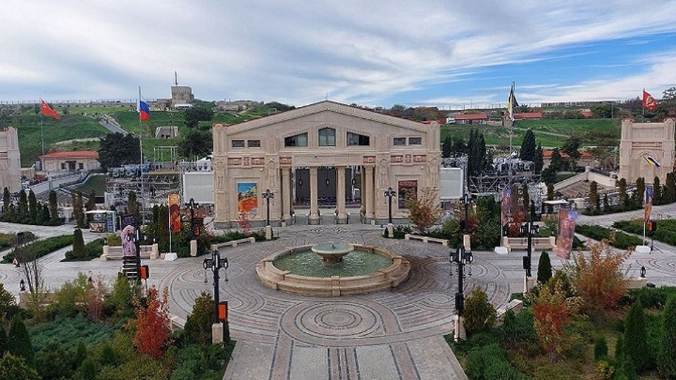 Музейный комплекс Новый Херсонес закроют для посещения 12 января Музейно храмовый комплекс Новый Херсонес в Севастополе закроют для посещения в понедельник 12 января Там будет проводиться технический день сообщили в пресс службе комплекса Это означает что комплекс и все его объекты будут закрыты для посещения на один день сообщили в Новом Херсонесе Гостей просят учитывать эту информацию при планировании поездки Напомним с 22 ноября 2025 года вход в уникальный музейно храмовый комплекс стал платным для туристов Стоимость посещения для гостей из других регионов составляет 500 рублей Подробнее