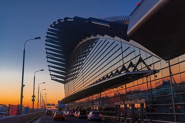 На рейс Turkish Airlines из Антальи во Внуково не загрузили багаж Более сотни мест багажа не были загружены вечером 12 ноября на рейс авиакомпании Turkish Airlines из турецкого города Анталья в Москву в аэропорту отправления Об этом сообщает AVIA RU со ссылкой на данные аэропорта Внуково Уважаемые пассажиры рейса Turkish Airlines TK 3050 12 11 2025 Анталья Москва К сожалению 134 единиц багажа не были загружены на ваш рейс в аэропорту отправления Авиакомпания предпринимает меры чтобы как можно скорее доставить ваш багаж отмечается в сообщении аэропорта Как уточнили во Внуково багаж будет отправлен рейсом TK 419 вылетающим из Стамбула 13 11 2025 в 02 30 aviaru net n289724