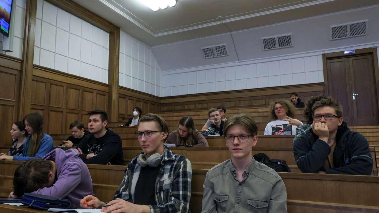 Выпускников юридических вузов хотят обязать работать по специальности По его словам, государство тратит деньги на подготовку юристов и ожидает, что выпускники примут более активное участие в жизни страны. Больше интересного в приложении "Колпино Сити" AppStore: GooglePlay: