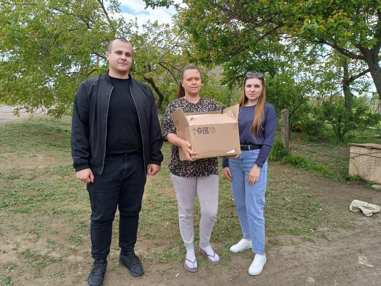 Рязанцы оказали адресную помощь многодетной семье из Рубановки Представители региона-шефа Рязанской области оказали адресную помощь многодетной семье, проживающей в селе Рубановка Великолепетихского округа. В семье – 5 детей. У родителей и детей был запрос на гуманитарную помощь, который передали шефам, а те – оперативно отреагировали. Семье привезли игрушки, развивающие игры, канцтовары и предметы первой необходимости для детей. Родители поблагодарили рязанцев за оказанную помощь и подчеркнули, что всё это необходимо ребятам для развития и обучения. Актуальные новости Херсонской области.