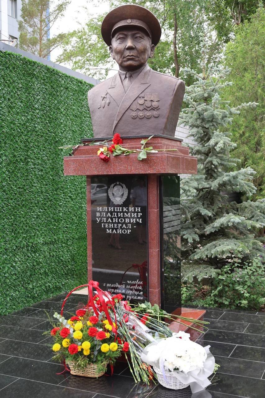 Фото дня: в Элисте открыли памятник министру внутренних дел генерал-майору милиции Владимиру Улановичу Илишкину Его имя неразрывно связано с возрождением республики. Лучшие годы своей жизни он посвятил службе в органах госбезопасности и внутренних дел. Прошел путь от оперативного работника до министра внутренних дел Калмыцкой АССР, был соратником Басана Бадьминовича Городовикова. Генерал-майор Илишкин внес особый вклад в борьбу с правонарушениями, укрепление законности и правопорядка. Именно по его инициативе началось строительство новых объектов инфраструктуры для сотрудников МВД. Также он был мастером спорта по боевой стрельбе. Кроме того, Владимир Уланович в 2005 году издал книгу «Записки степняка», которая стала источником сведений о роде Илишкиных, истории и культуре народа Калмыкии. Бату Хасиков поблагодарил министра внутренних дел Калмыкии генерал-майора полиции Дмитрия Григорьева за организацию мероприятия, начальника Управления ФСБ России по РК генерал-майора Дмитрия Докийчука за вклад в укрепление истории, а также родных и близких Владимира Илишкина. «Вместе будем достойными памяти нашего земляка. Уверен, само наше стремление к этому укрепит нашу республику и прославит её величие!», — отметил глава региона.