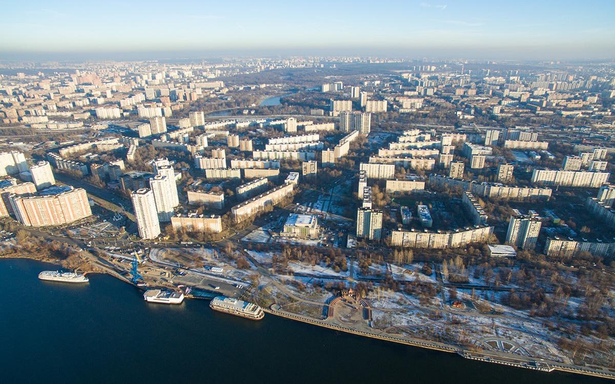 Названы районы Москвы — лидеры по темпам роста цен на массовое жилье  Район Метрогородок стал первым в рейтинге локаций Старой Москвы по темпам роста цен на новостройки массового сегмента за последний год. В феврале 2025 года средняя цена 1 кв. м в этой локации составила 416,5 тыс. руб., что на 26,5% больше, чем годом ранее, подсчитали для «РБК-Недвижимости» аналитики компании «Метриум».  Второе место с ростом цен на 23,6% занял Даниловский район  до 508,2 тыс. руб. , на третьей позиции оказался Бутырский район с годовым приростом цен на 19,9%  до 467,6 тыс. руб. .  Четвертое место занял Южнопортовый район  +19,3%; до 451,6 тыс. руб . Замыкает первую пятерку Бабушкинский район  +19%; до 444,8 тыс. руб. , уточнили в «Метриуме».