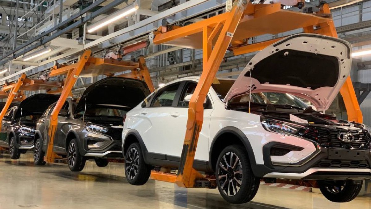 АвтоВАЗ вернулся к полноценной пятидневке Крупнейший российский автопроизводитель АвтоВАЗ официально завершил период работы в режиме сокращенной недели С понедельника 12 января 2026 года завод в Тольятти вернулся к привычному пятидневному графику Эту информацию подтвердил председатель профсоюзной организации концерна ГТРК Самара MAX lВК lОК lСАЙТ