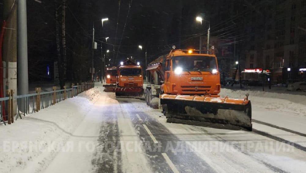 В Брянской области на борьбу с последствиями снегопада за минувшие сутки вывели 175 дорожных машин  Об этом сообщили в региональном управлении автомобильных дорог.  Для обработки 5114 километров проезжей части дорог и 3846 тысяч километров обочин специалисты использовали 4,5 тысяч тонн пескосоляной смеси.  На трассах работала специализированная дорожная техника, оборудованная системой световой сигнализации, радиостанциями и датчиками ГЛОНАСС. В настоящее время работа по очистке и обработке автодорог продолжается.