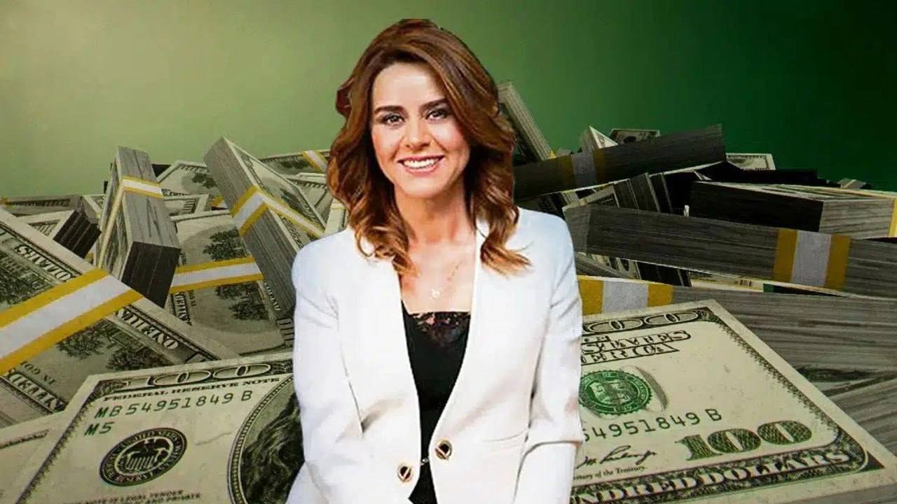 Бывшая директор филиала Denizbank Сечиль Эрзан получила 102 года тюрьмы подробности громкого дела В Стамбуле вынесен приговор по одному из самых резонансных банковских дел последних лет Бывшая директор филиала частного банка Denizbank Сечиль Эрзан приговорена к 102 годам и 4 месяцам тюрьмы за крупномасштабное мошенничество Ей также назначен штраф в размере 753 880 лир примерно 178 тысяч долларов Кого она обманула Следствие установило что Эрзан создала фиктивный высокодоходный секретный фонд и обманула 41 человека среди которых самые известные имена турецкого футбола Фатих Терим Арда Туран Эмре Белезоглу Фернандо Муслера Селчук Инан и другие спортсмены и публичные фигуры Она убеждала клиентов что фонд якобы работает под контролем влиятельных людей и гарантирует огромную прибыль На самом деле фонд не существовал Масштаб ущерба Изначально Эрзан обвиняли в мошенничестве на сумму 40 млн долларов и 20 млн турецких лир Прокуратура требовала от 109 до 358 лет заключения Что с Denizbank В деле также фигурировали два бывших топ менеджера Denizbank Хакан Атеш и Мехмет Айдогду Однако суд полностью оправдал их посчитав что они не причастны к схеме Эрзан По версии следствия Эрзан действовала самостоятельно используя свой карьерный статус для завоевания доверия известных клиентов Последнее слово Эрзан На финальном заседании она заявила Я никого не обманывала Прошу освободить меня Я никуда не сбегу Хочу увидеть свою мать Суд однако счёл доказательства вины исчерпывающими и постановил оставить Эрзан под стражей