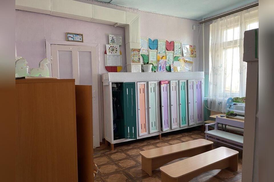 Роспотребнадзор Забайкалья рекомендует проводить ёлки в школах и детсадах только по классам без скоплений детей  В регионе высокий уровень ОРВИ гриппа пневмоний и COVID 19 Досрочные каникулы в школах 1 8 классы остановили рост 31 9 за неделю но последние 3 дня стабилизация Сейчас 24 школы полностью закрыты 33 частично 115 классов 5 детсадов и 30 групп в 21 учреждении Всё в Чите и 22 районах Если ребёнок чихает или кашляет не пускать Ёлки в школах и садах отдельно по кабинетам группам не объединять Длительность до 1 часа с проветриванием и дезинфекцией Маски только для персонала уточнила замглавы Роспотребнадзора Динара Ульманова ZAB RU Проголосовать