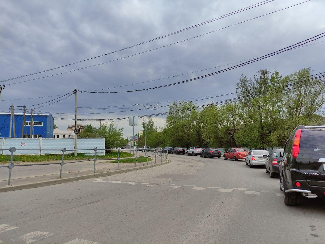 Опять пробка на ул. Полосухина На улице Полосухина светофор стал причиной гигантской пробки, вызвав недовольство водителей и жителей округа. Сложившаяся ситуация ставит под сомнение решения администрации округа, которая, по мнению автомобилистов, не учла актуальные транспортные потоки при установке и запуске данного светофора. Десятки автомобилей скапливаются в пробке, и все больше водителей задаются вопросом: как администрация могла принять такое решение? Особенно учитывая приближающийся сезон, когда количество машин на дорогах возрастает. Остаётся надеяться, что власти примут меры для решения проблемы и оптимизации дорожного движения в этом районе.
