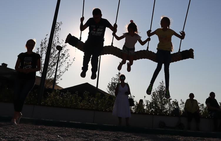 В Тамбовской области многодетным матерям до 35 лет выплатят по 300 тысяч рублей Как сообщил губернатор региона Евгений Первышов эта и другие инициативы заручились поддержкой депутатов на заседании Тамбовской облдумы Также вводится дополнительная выплата в 5 тыс рублей на каждого ребенка рождённого на территории Тамбовской области добавил Первышов Как сообщила заместитель главы Тамбовской области Галины Шеманаева представляющая законопроект предлагаются распространить денежную выплату не только на третьих но и на последующих детей рожденных после с 1 января 2025 года матерью до 35 лет включительно Законопроектом предлагается для получения единовременной денежной выплаты установить условия проживания родителей или одного из родителей по месту жительства или пребывания на территории Тамбовской области не менее трех лет сказала она В Тамбовской области проживают более 92 тыс семей с детьми 12 тыс из них многодетные Патриаршая комиссия по вопросам семьи