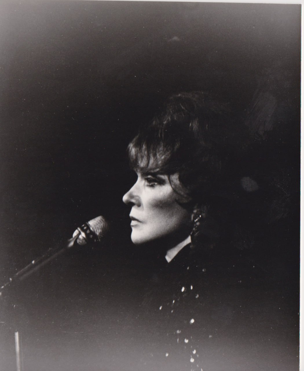 Сегодня исполняется 90 лет со дня рождения Людмилы Марковны Гурченко великой актрисы певицы и символа целой эпохи В честь этой даты на улице Арбат откроется уникальная фотовыставка След кометы собравшая редкие снимки из семейного архива многие из которых ранее не выставлялись публично Наша цель показать не просто артистку которую знала вся страна а живого человека с её внутренним светом болью поисками триумфами и потерями Эта экспозиция приглашение пройти путь вместе с Людмилой Марковной от маленькой Люси в самодельном платье до всенародно любимой звезды а лучше сказать яркой кометы отмечает Сергей Сенин директор АНО Музей мастерская Людмилы Гурченко На выставке будут представлены не только личные архивные фотографии но и кадры со съёмочных площадок культовых фильмов Карнавальная ночь Любовь и голуби Вокзал для двоих и других в которых Гурченко раскрывалась как многогранная актриса способная блистать и в музыкальной комедии и в глубокой драме Визуально выставка оформлена как хроника жизни где каждый стенд это глава из биографии Людмилы Марковны дополненная цитатами актрисы Фотовыставка будет проходить по адресу улица Арбат напротив дома 28 с 14 ноября 2025 года  Я люблю Москву Подписывайтесь на MAX фотовыставки