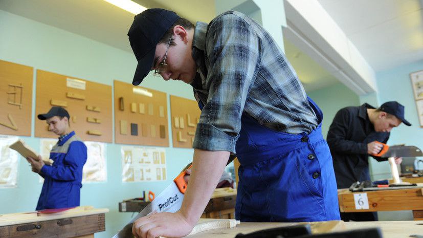 Не сдавшие ОГЭ девятиклассники смогут бесплатно получить рабочую профессию Профессию нужно будет выбирать из перечня который определят регионы Соответствующий закон вступил в силу с 1 января сообщает Парламентская газета ХЫПАР ПРЕДЛОЖИТЬ НОВОСТЬ