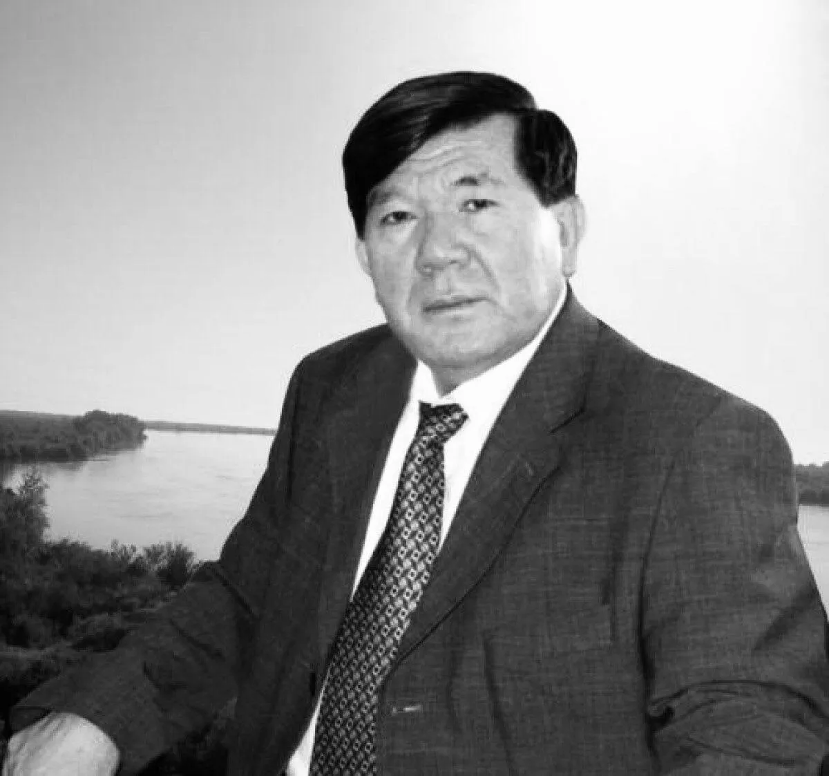 Ушёл из жизни казахстанский писатель Мухтар Шаханов Мухтар Шаханов не только поэт и писатель но и драматург общественный деятель Герой Труда Казахстана Ему было 83 года Мухтар Шаханов родился 2 июля 1942 года в селе Каскасу Ленгерского Отрарского района Южно Казахстанской области Прошёл путь от тракториста до чрезвычайного и полномочного посла Образование высшее Чимкентский государственный педагогический институт Почётный профессор академик отечественной и зарубежной академии Народный поэт Кыргызстана имеет титул Лучший поэт из тюркоязычных стран Народный писатель Казахстана В 2022 году ему было присвоено звание Қазақстанның Еңбек Ері с вручением знака особого отличия Золотой звезды и ордена Отан Фото Министерство культуры и информации РК Наши площадки Сайт Instagram Facebook YouTube X TikTok t me orda kz