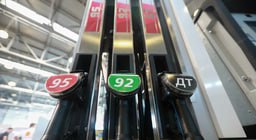 Потребление бензина Аи 95 российскими автомобилистами выросло примерно до уровня спроса на марку Аи 92 сообщили в ФАС При этом ситуация с бензином в регионах России под контролем проблем нет и не будет рассказал в четверг министр финансов Антон Силуанов По данным Росстата средняя цена бензина на АЗС в России с 25 августа по 1 сентября выросла на 0 3 или на 19 копеек до 62 27 рубля за литр jkinvest news jkinvest