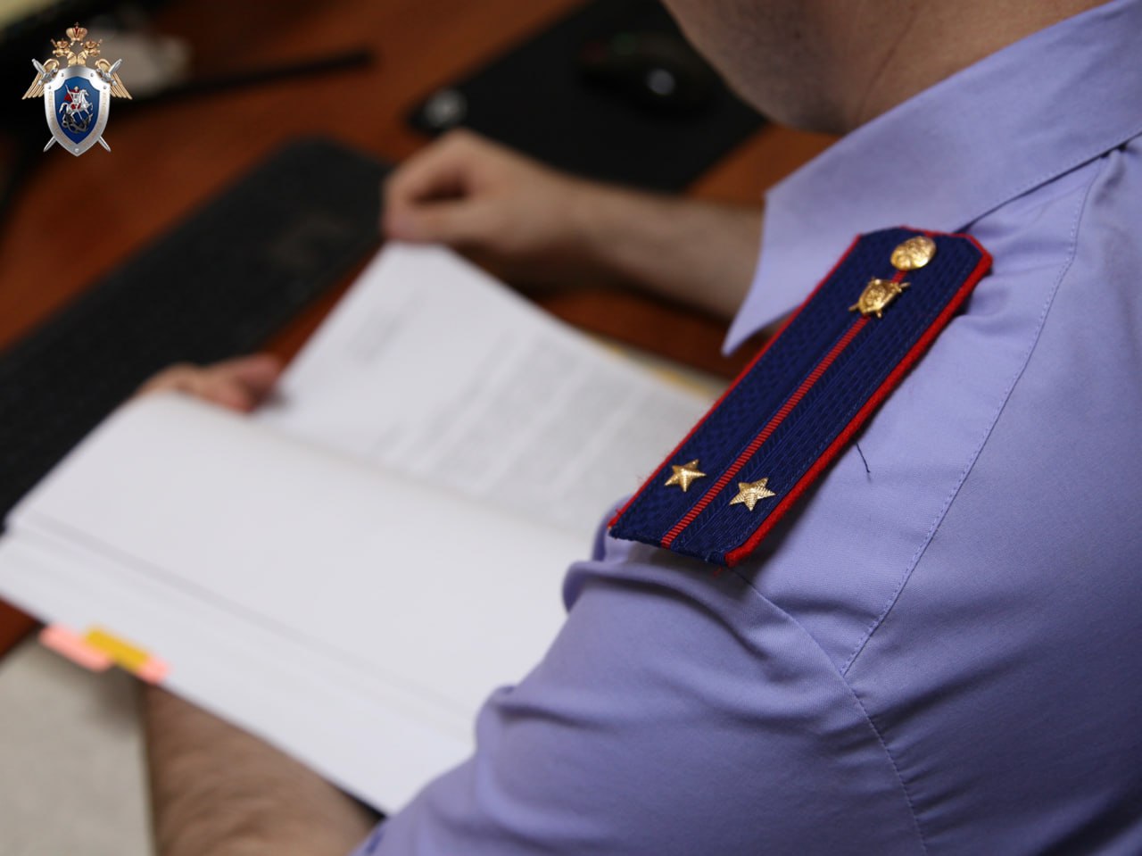 В Таганроге гражданин иностранного государства задержан за дачу взятки в крупном размере Следственным отделом по городу Таганрог следственного управления Следственного комитета Российской Федерации по Ростовской области возбуждено уголовное дело в отношении 51-летнего гражданина иностранного государства по признакам преступления, предусмотренного п. «б» ч. 4 ст. 291 УК РФ дача взятки в крупном размере . По данным следствия, 23 апреля текущего года фигурант передал сотруднику пограничного управления ФСБ России по Ростовской области, действовавшему в рамках оперативно-розыскных мероприятий, взятку в сумме 200 тысяч рублей за непривлечение его племянника, также являющегося гражданином иностранного государства, к административной ответственности за нарушение правил миграционного учета. Преступные действия гражданина иностранного государства пресечены сотрудниками пограничного управления ФСБ России по Ростовской области. Злоумышленник задержан, ему предъявлено обвинение. В отношении фигуранта по ходатайству следователя избрана мера пресечения в виде заключения под стражу. В настоящее время по уголовному делу выполняются следственные действия, направленные на установление обстоятельств совершенного преступления.
