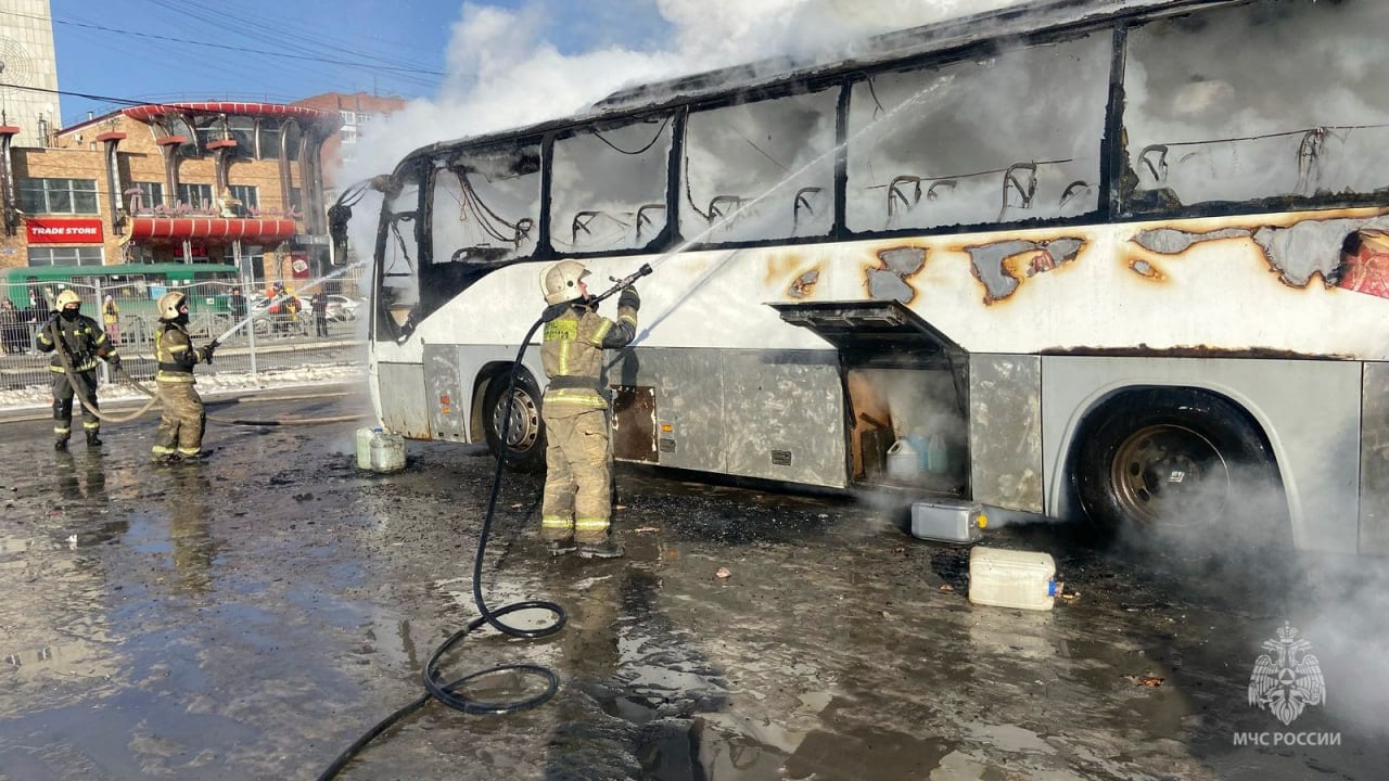 На фото — всё, что осталось от сгоревшего автобуса на Южном автовокзале  Открытое горение было ликвидировано на площади 20 квадратных метров, никто не пострадал. На месте работали 12 машин и 36 человек. Причина пожара устанавливается.