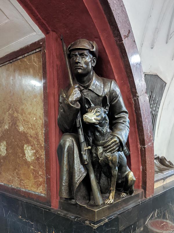 метро Собаке на станции метро Площадь Революции вернут нос Власти готовятся к масштабной реставрации знаменитых бронзовых скульптур станции которые москвичи и туристы годами трут на удачу Из за этого многие фигуры потемнели и потеряли детали особенно пострадала собака один из самых популярных символов станции Департамент культурного наследия Москвы сообщил что восстановят все 76 статуй Проект реставрации уже в разработке завершить работы планируют к 2028 году